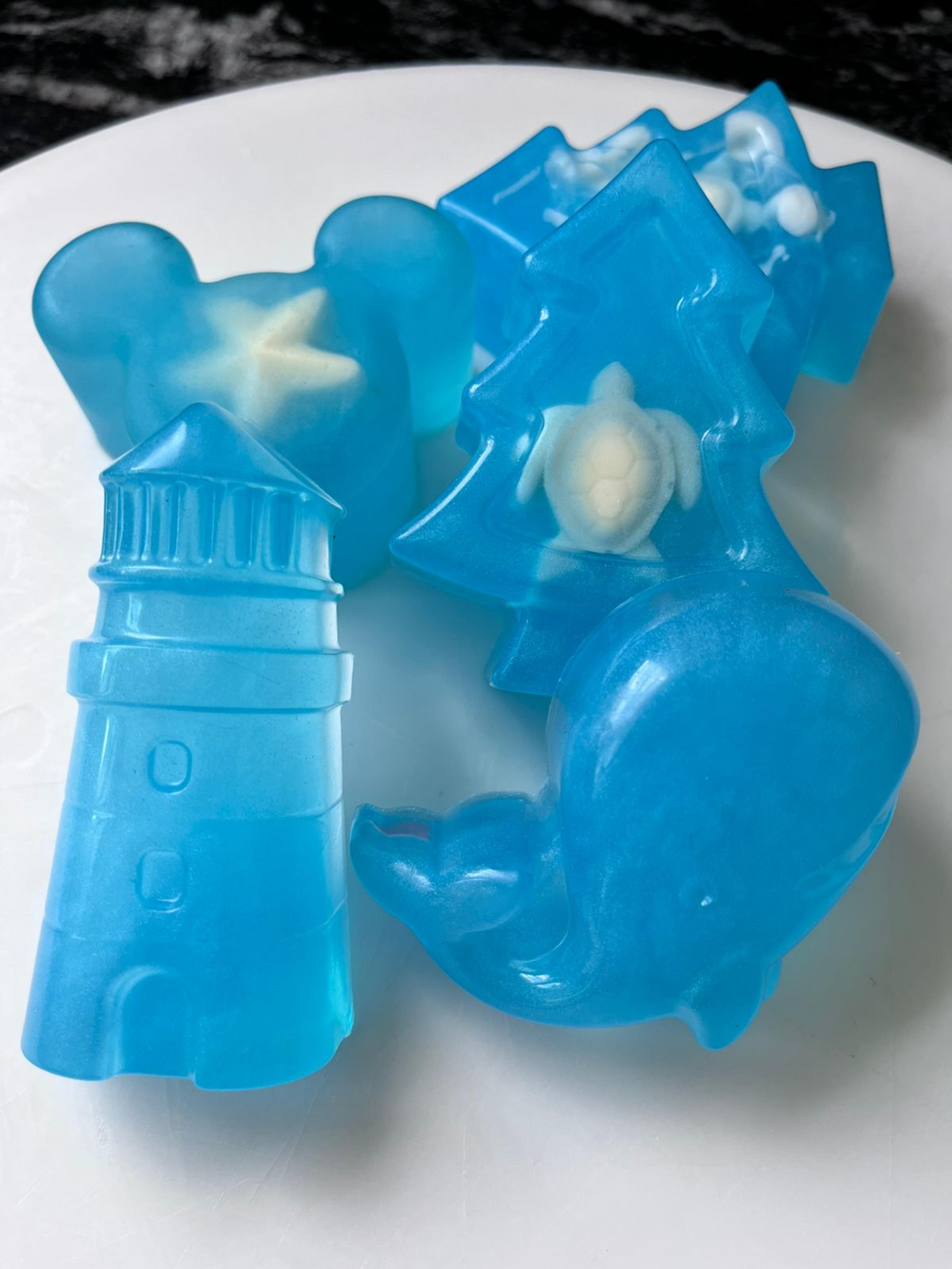 Jabones celestes con forma de faro, ballena, tortuga y estrella de mar