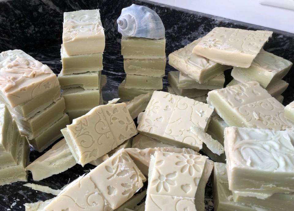 Jabones de Alepo en tonos crema y verde con relieves