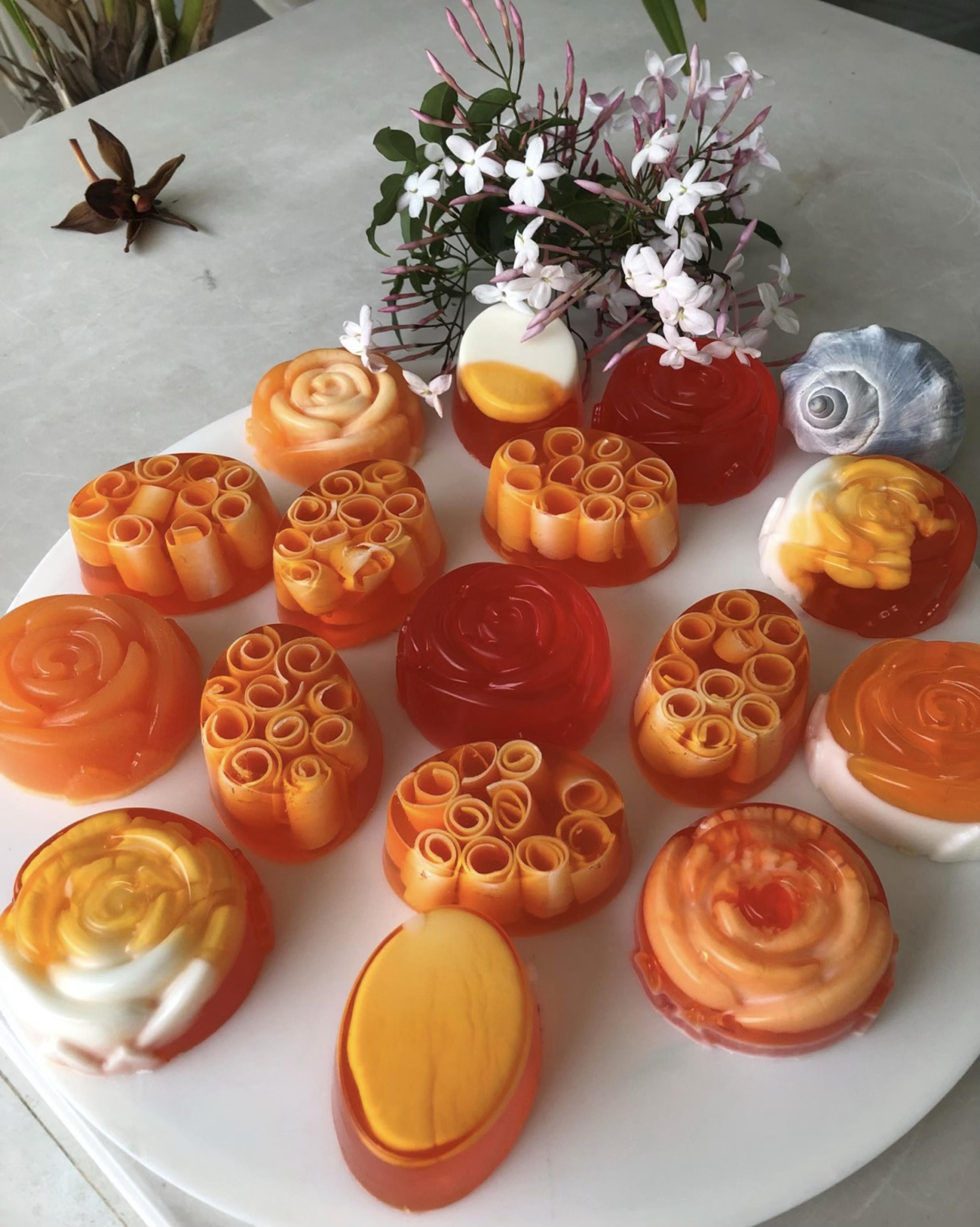 Bandeja con rosas de jabón en naranja y blanco
