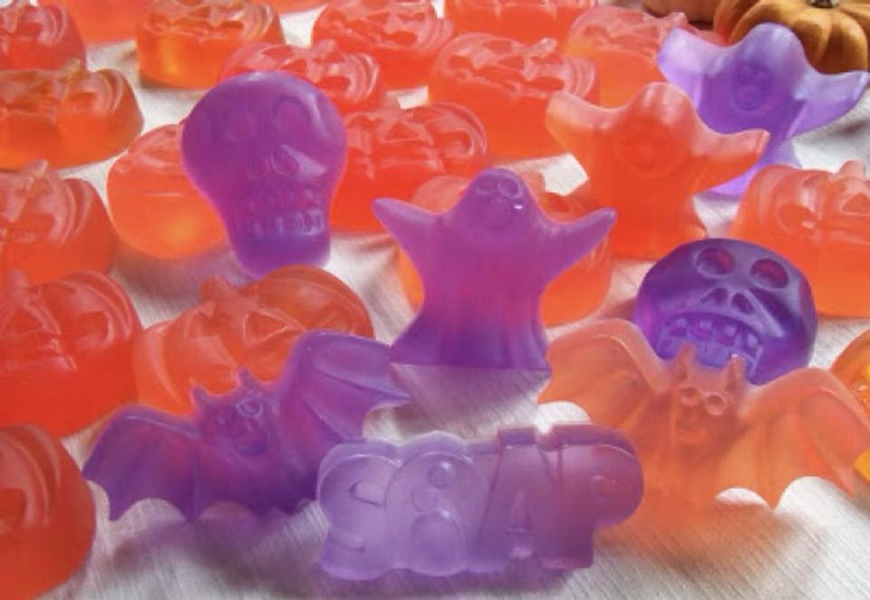 Calabazas, fantasmas, calaveras y murciélagos de jabón en naranja y violeta