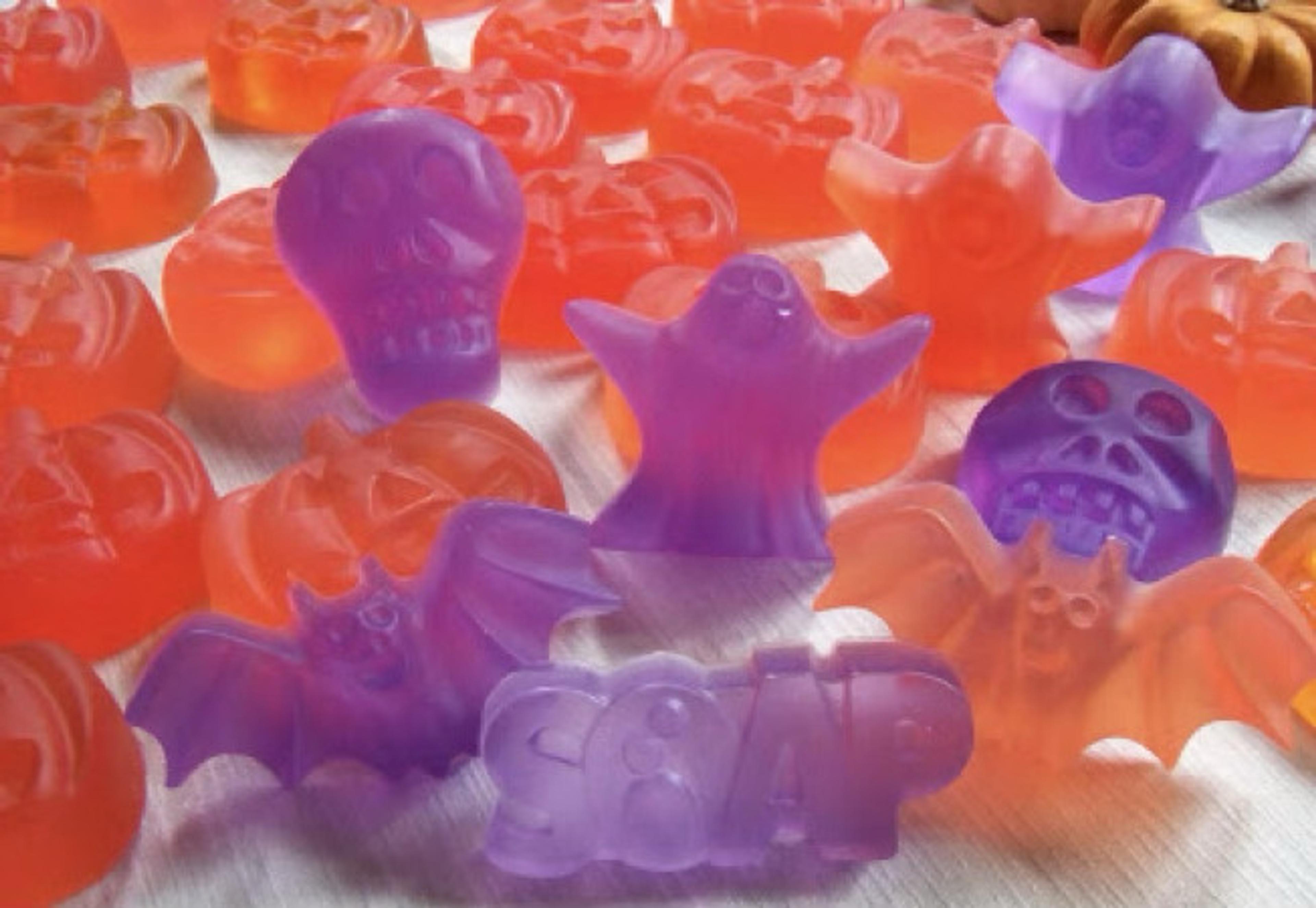 Calabazas, fantasmas, calaveras y murciélagos de jabón en naranja y violeta