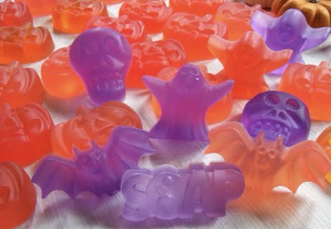 Calabazas, fantasmas, calaveras y murciélagos de jabón en naranja y violeta