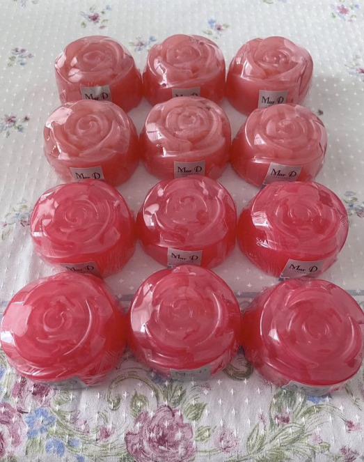 Doce jabones con forma de rosa en tonos rosados