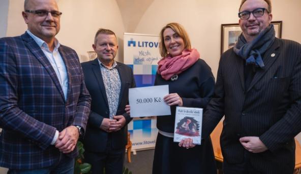 Autoři Malého královského sênka věnovali část výtěžku z prodeje knih na obnovu zničené knihovny v Litovli