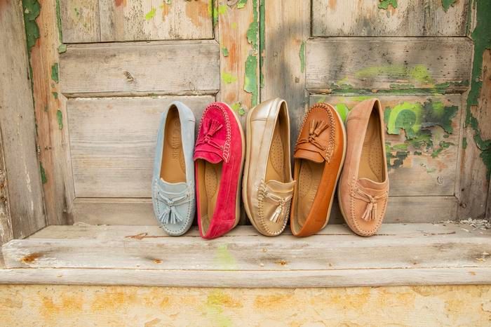 Minnetonka moccasins hot sale womens wide