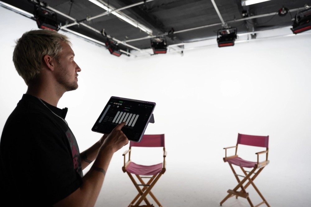 Sebastian controls the NOVA II 1x1s via wireless CRMX on Sidus Link Pro