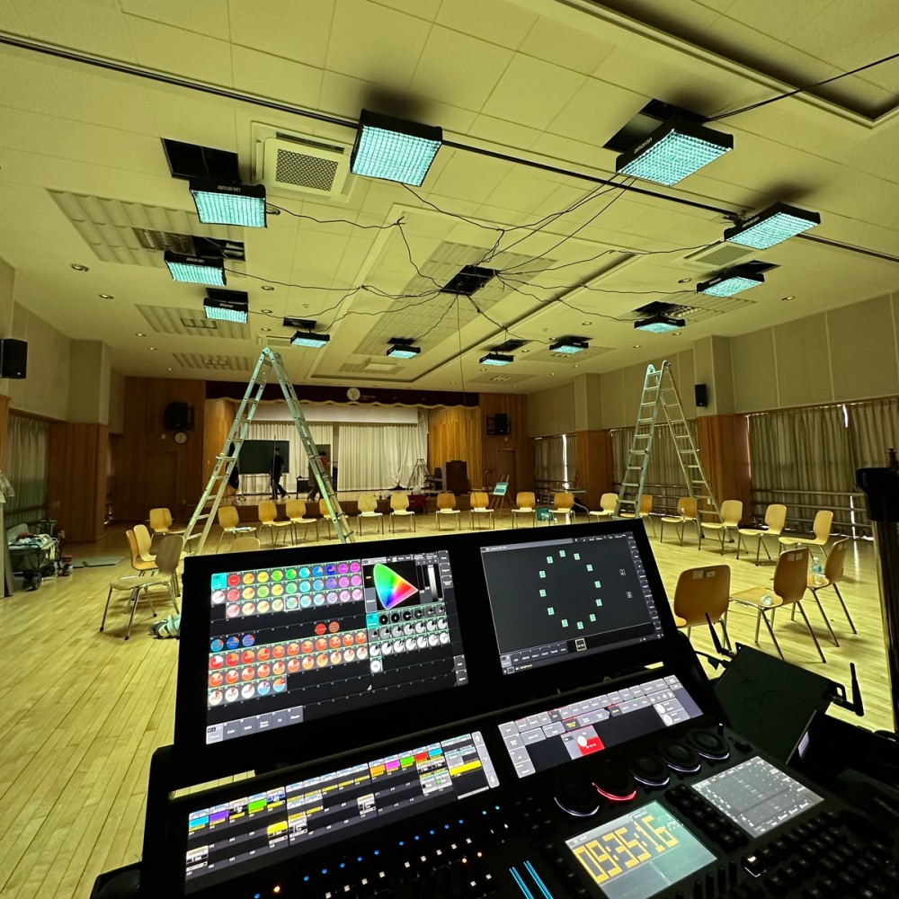 INFINIMAT units dimming in sync with Man-su’s emotions