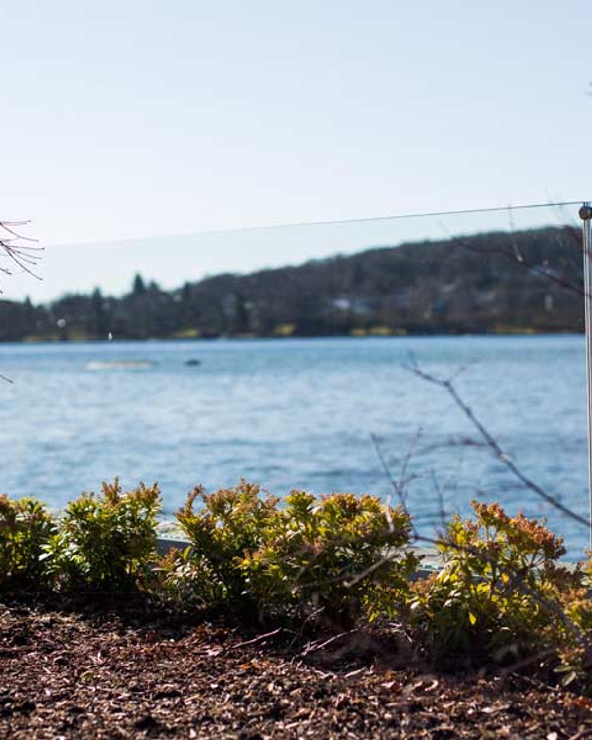 Frittstående glassrekkverk med utsikt over fjorden