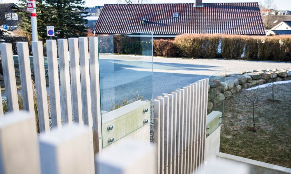 Punktfestet glass mot yttervegg