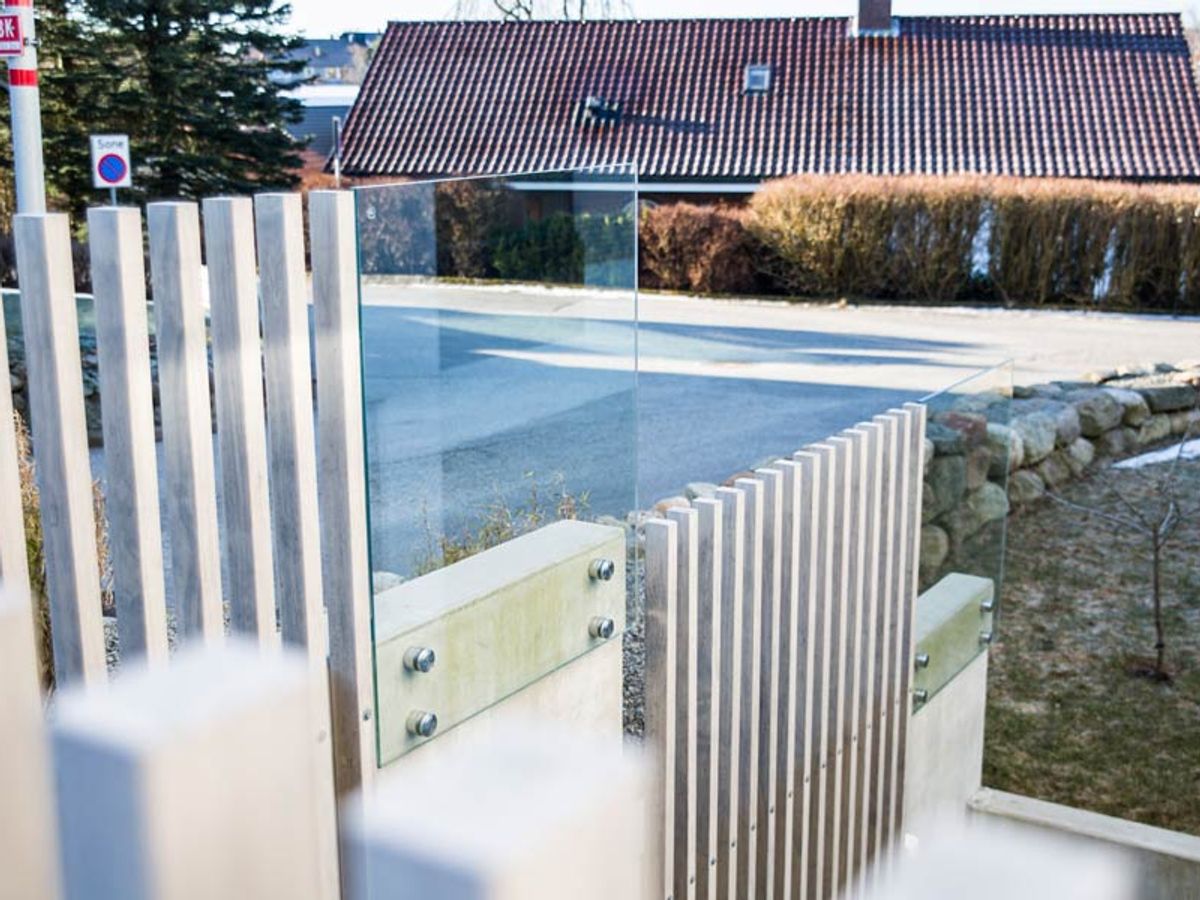 Punktfestet glass mot yttervegg
