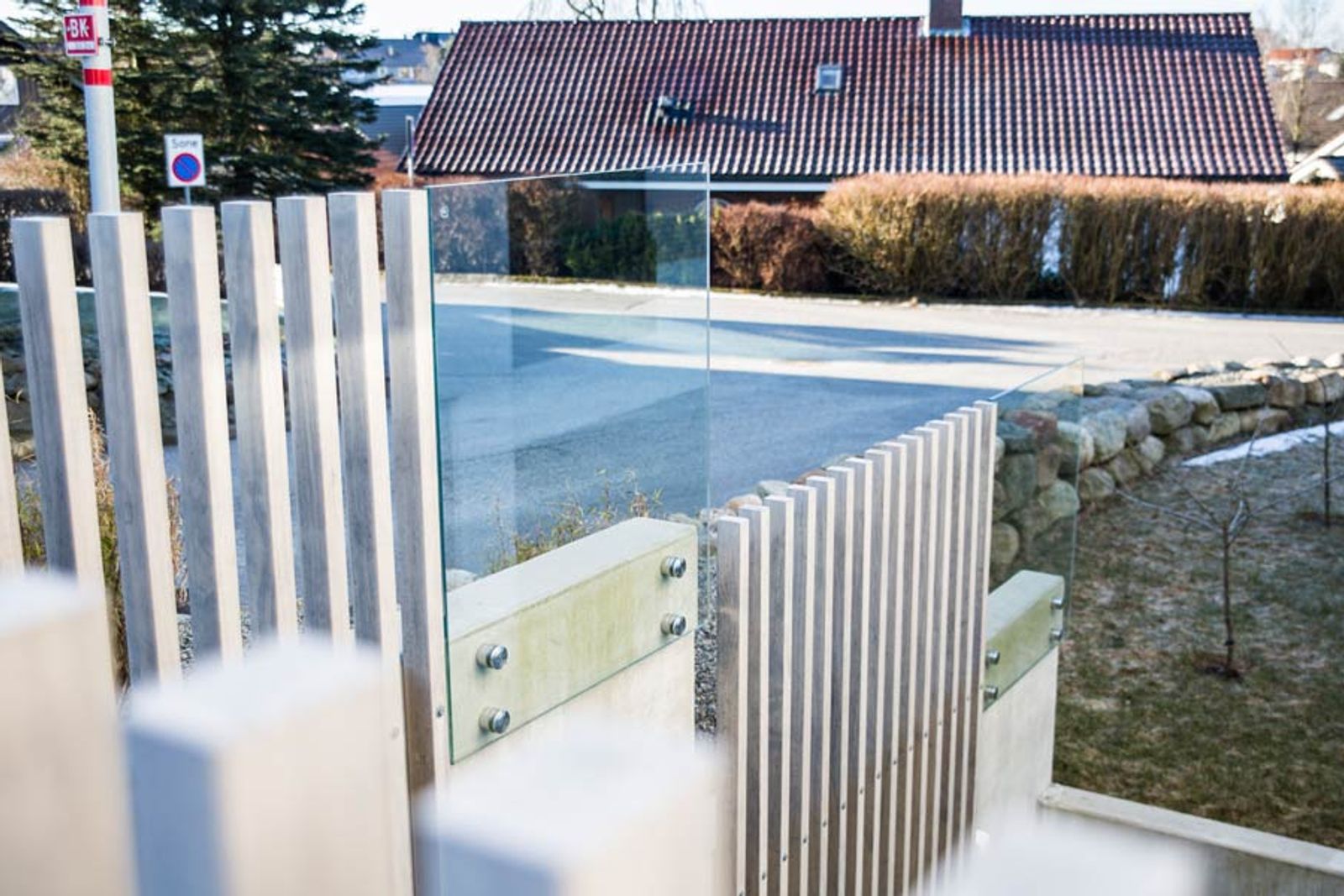 Punktfestet glass mot yttervegg