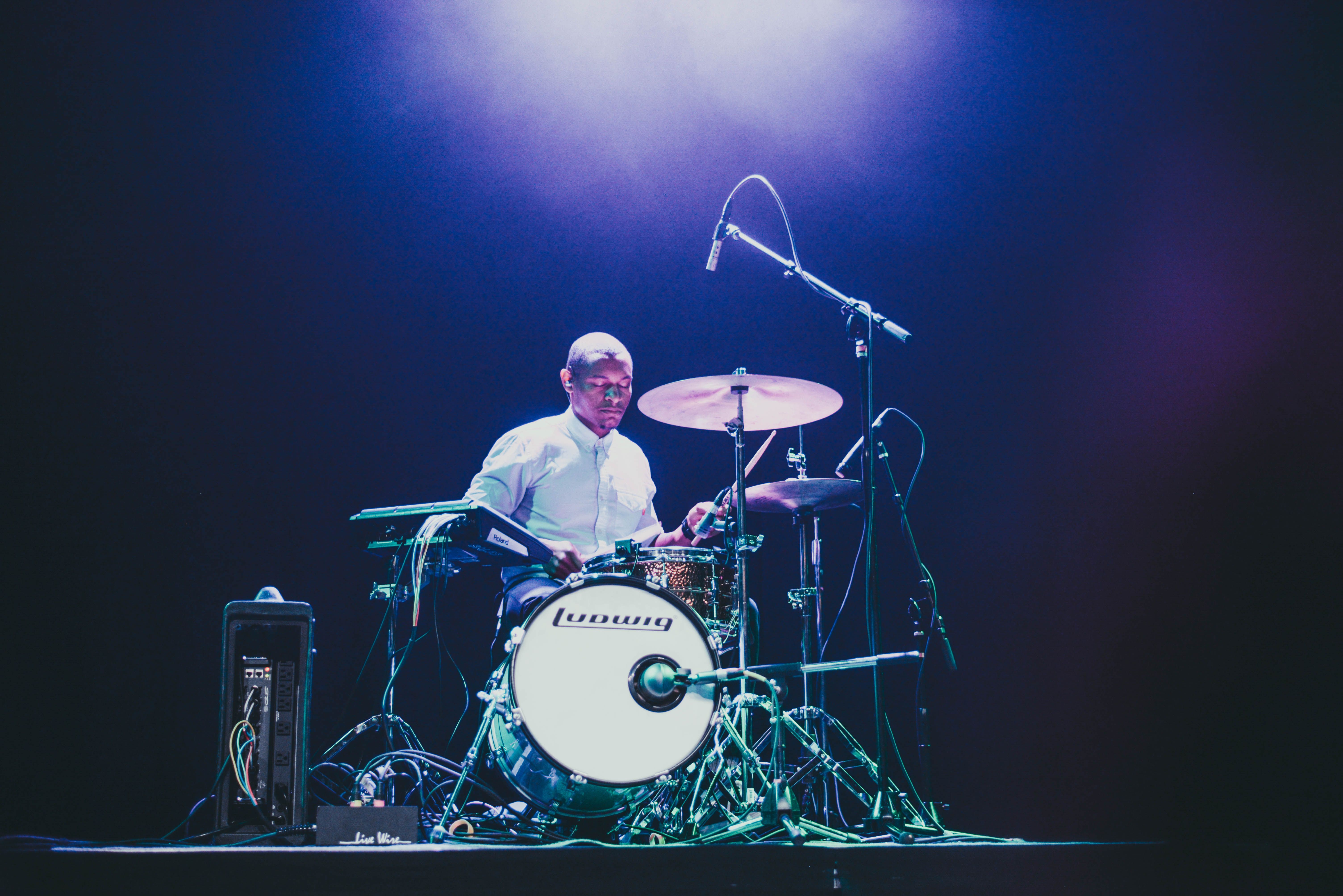 SALES and Hana Vu captivate intimate crowd at the Sinclair