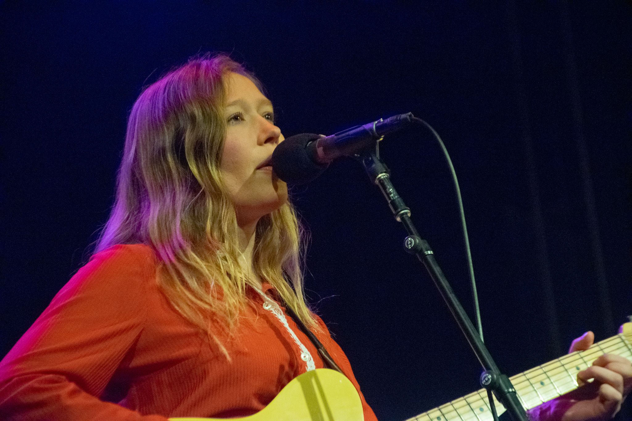 Julia Jacklin bares her soul to a packed Somerville crowd