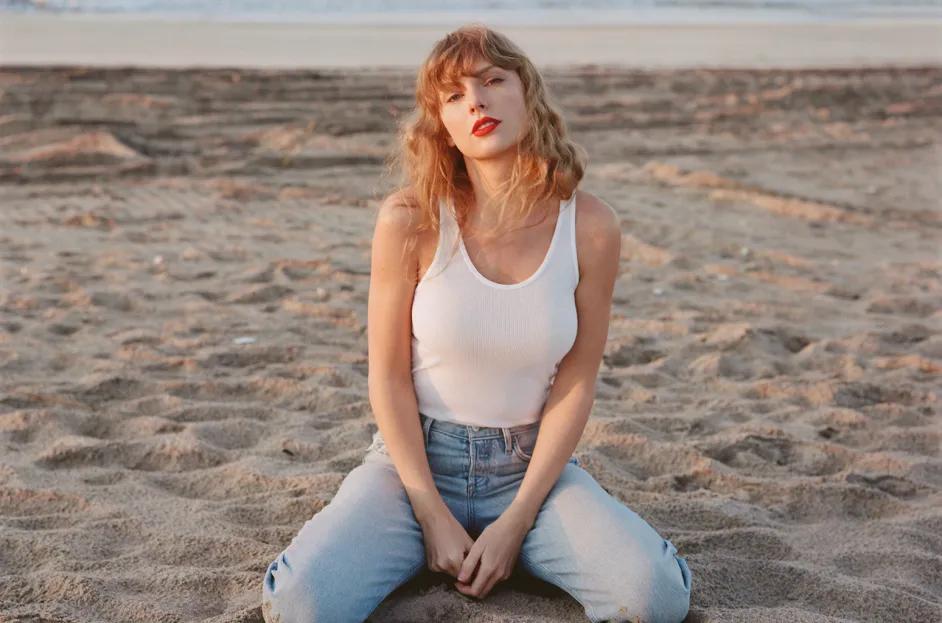 Taylor Swift reclaims 1989
