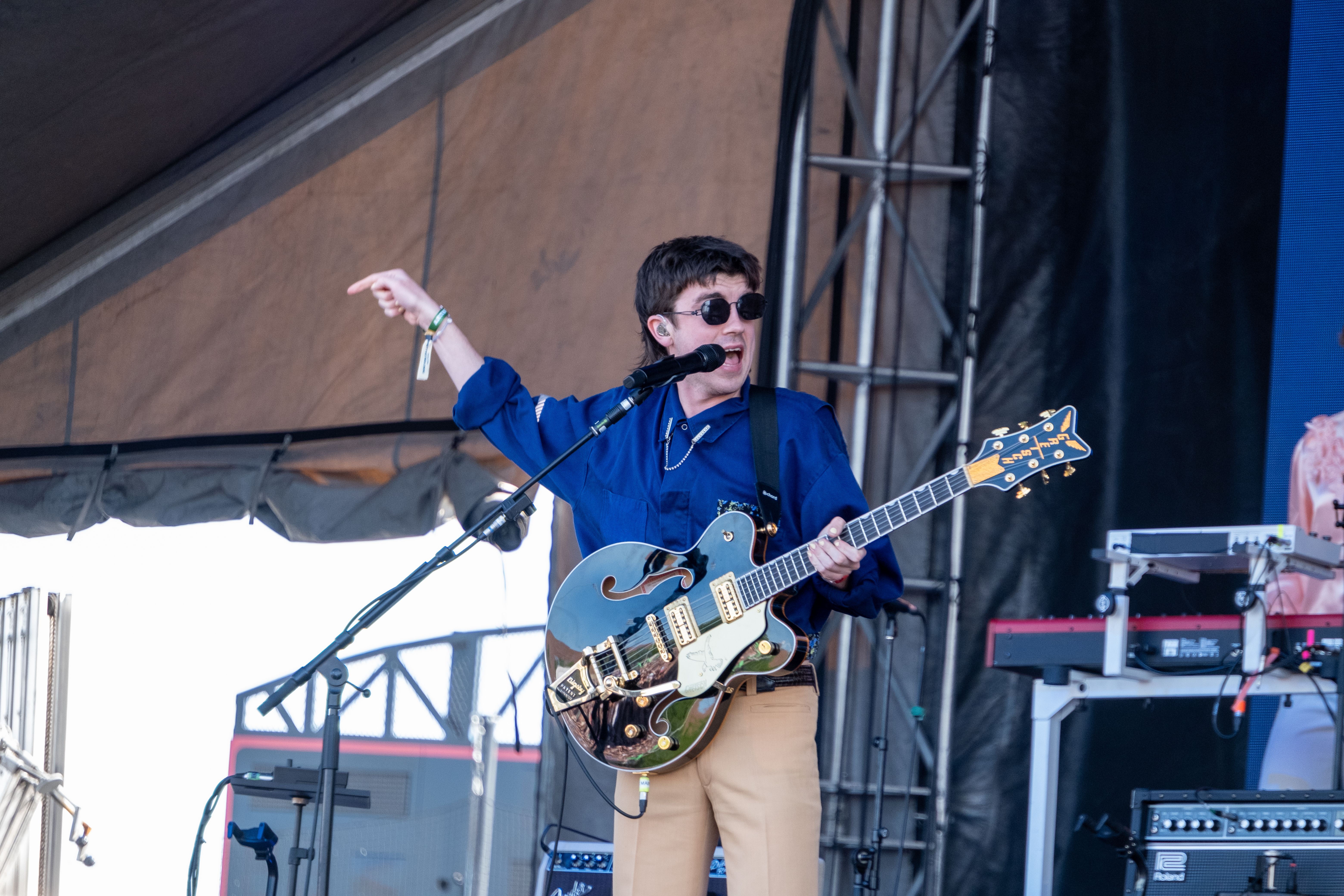 Declan McKenna stays cool for a hot, sunny set