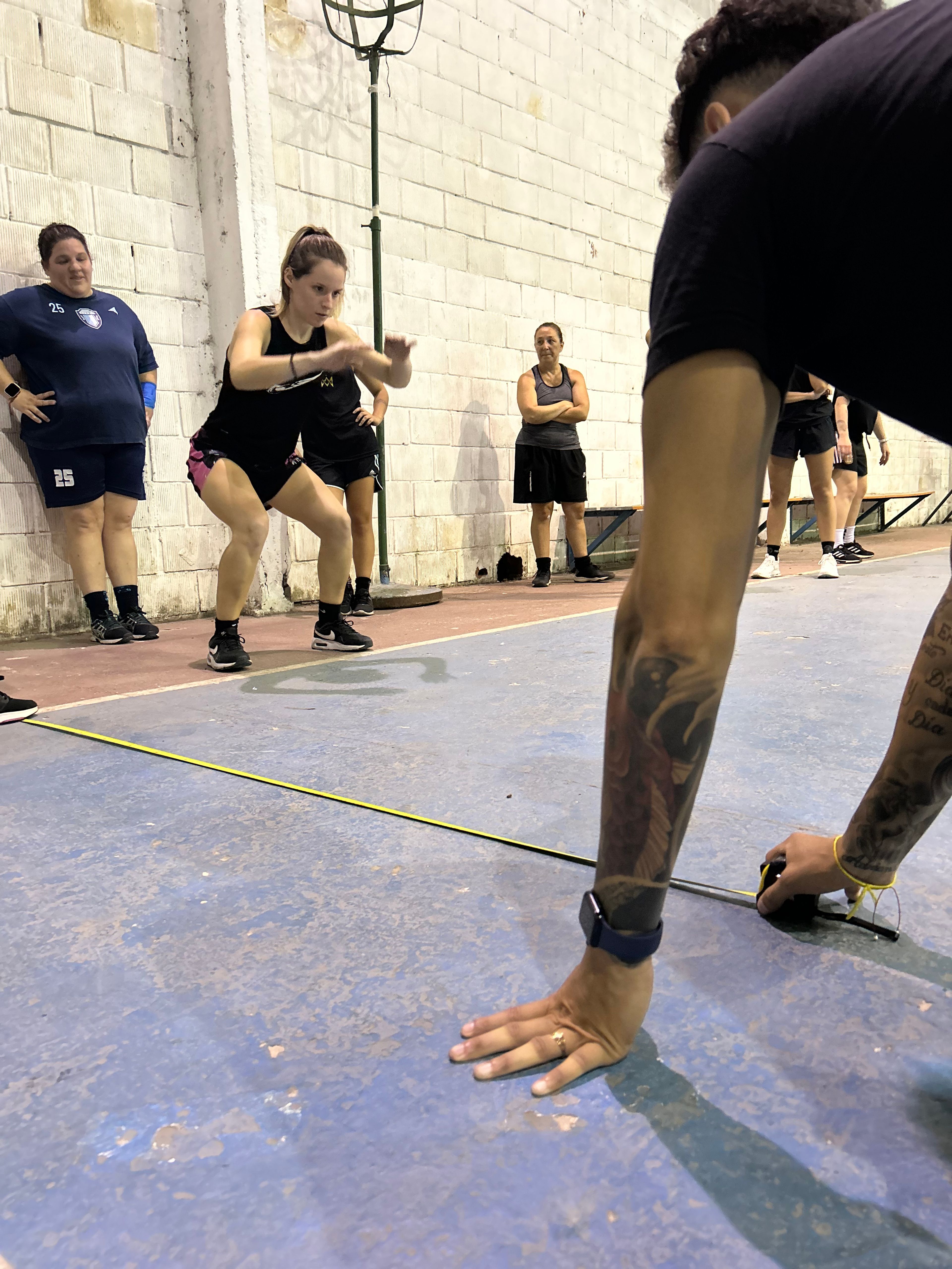Dona un metro de cancha
