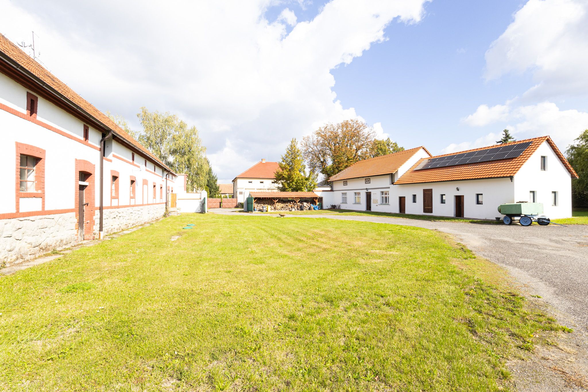 Prodej zemědělské usedlosti, RD 5+1, pozemek 6 015 m2, Polerady u Prahy