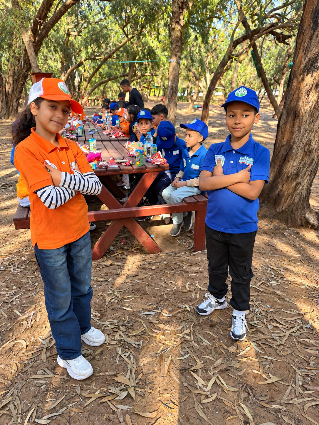 Les enfants réunis à l’ombre des arbres pendant une sortie