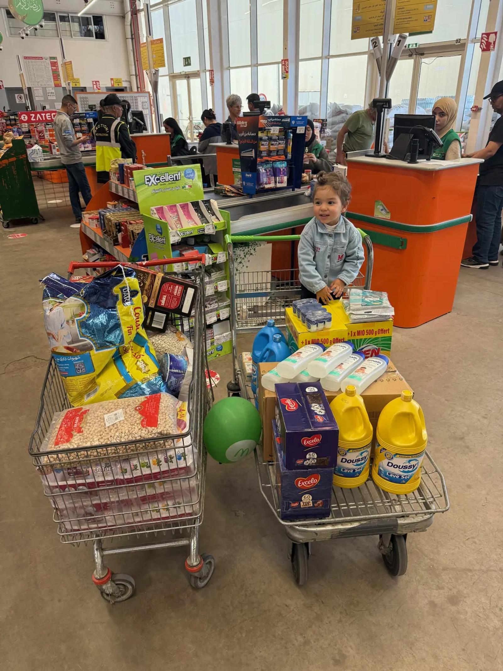 Des chariots remplis de courses dans un magasin