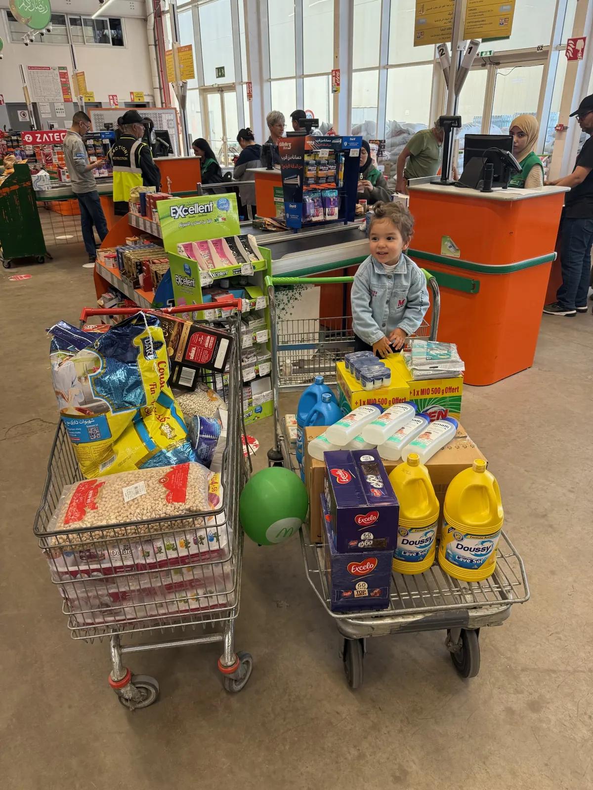 Des chariots remplis de courses dans un magasin