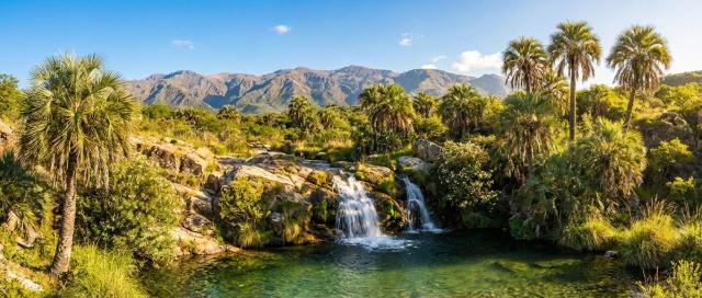 Villa de Merlo, San Luis, con las Sierras de los Comechingones al fondo y vegetación autóctona