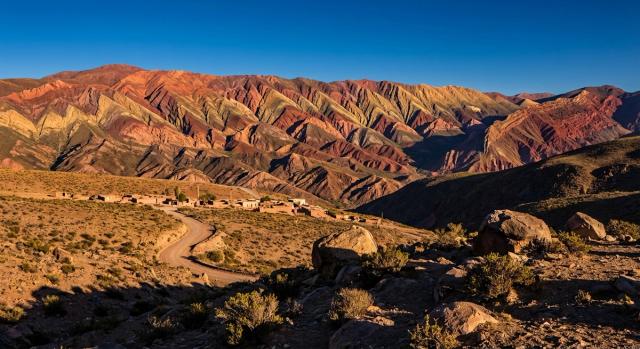 Paisaje de quebradas y montañas multicolores en el noroeste argentino, Salta