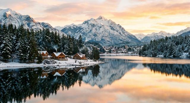 Paisaje nevado de Bariloche con lago y montañas