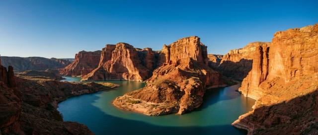 Cañón del Atuel en San Rafael, Mendoza, con formaciones rocosas y río turquesa