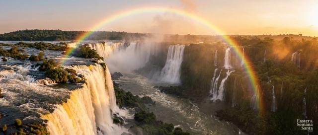 Cataratas del Iguazú con arcoíris al atardecer