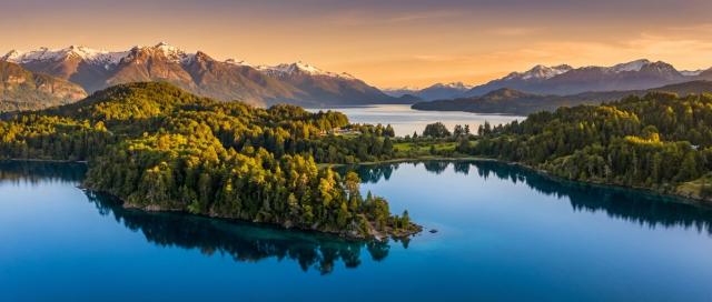 Vista panorámica del lago Nahuel Huapi en San Carlos de Bariloche, Patagonia Argentina, con montañas nevadas al fondo