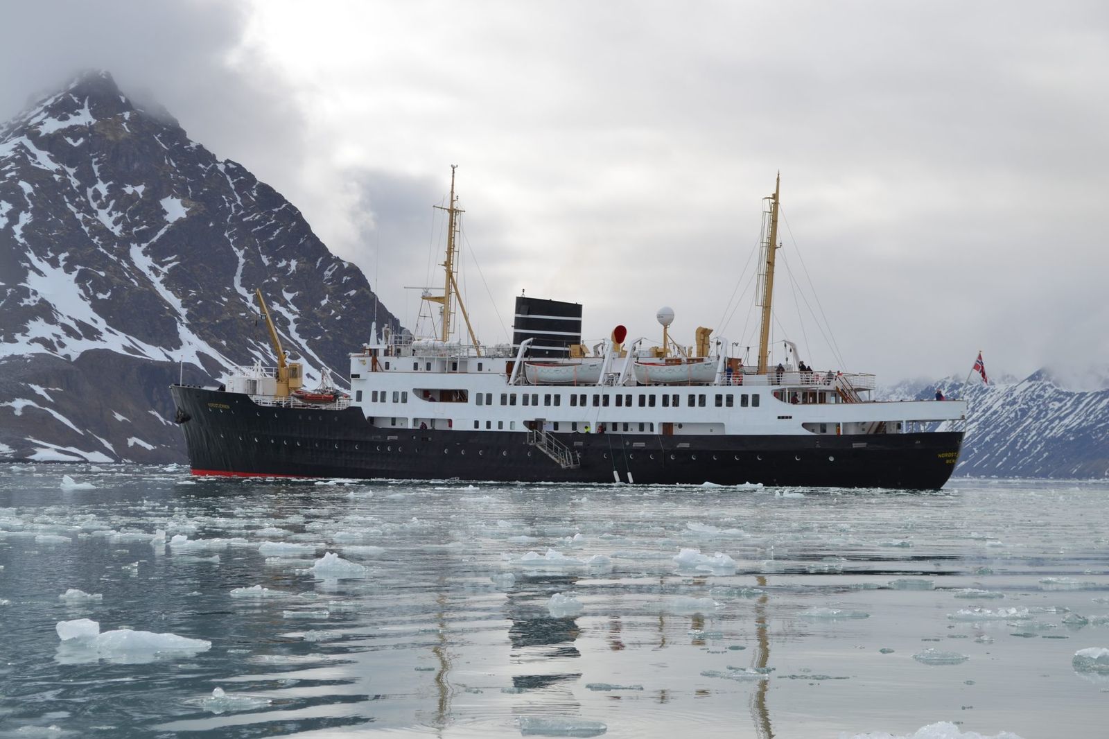 MS Nordstjernen before a glacier