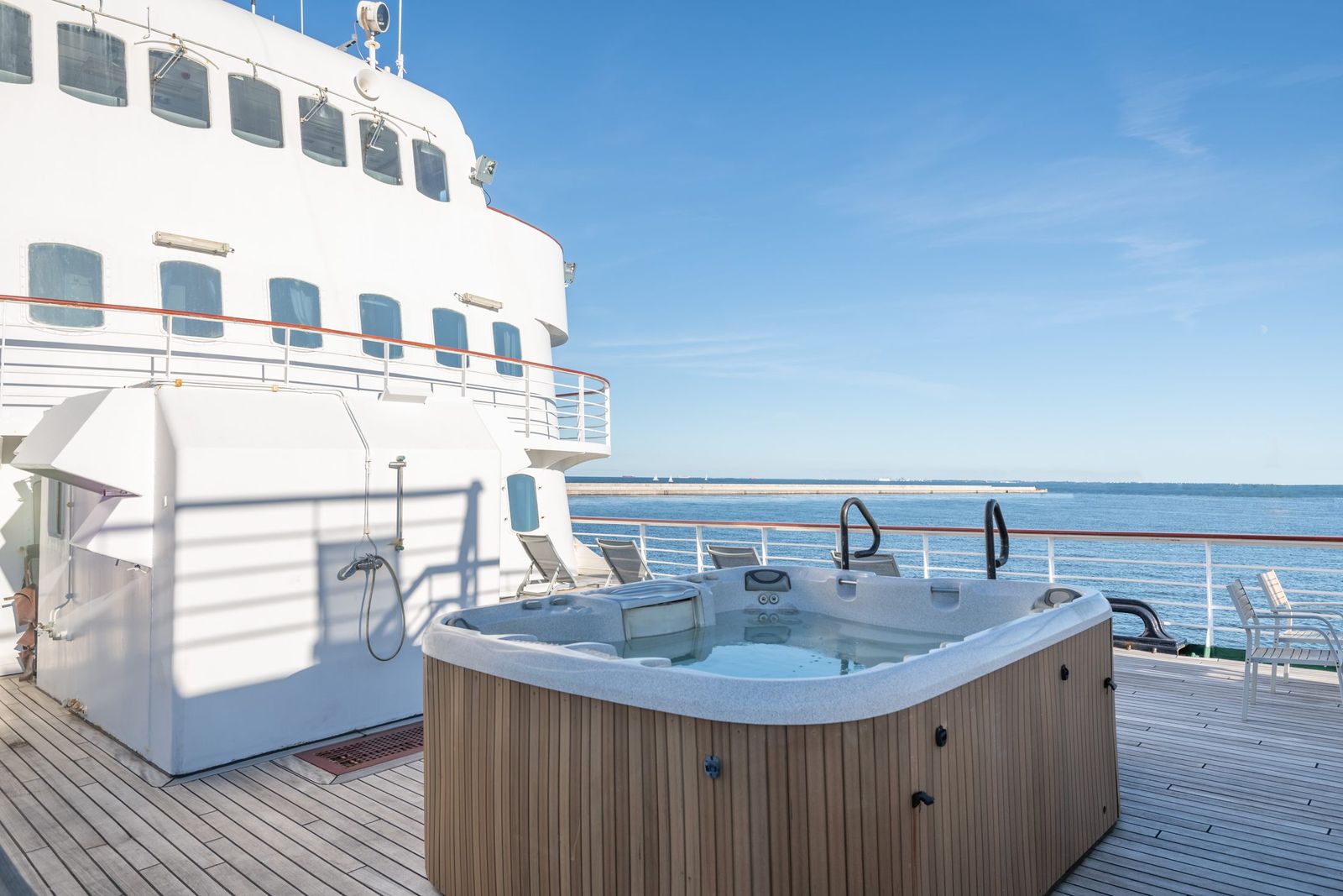 The jacuzzi on the open deck