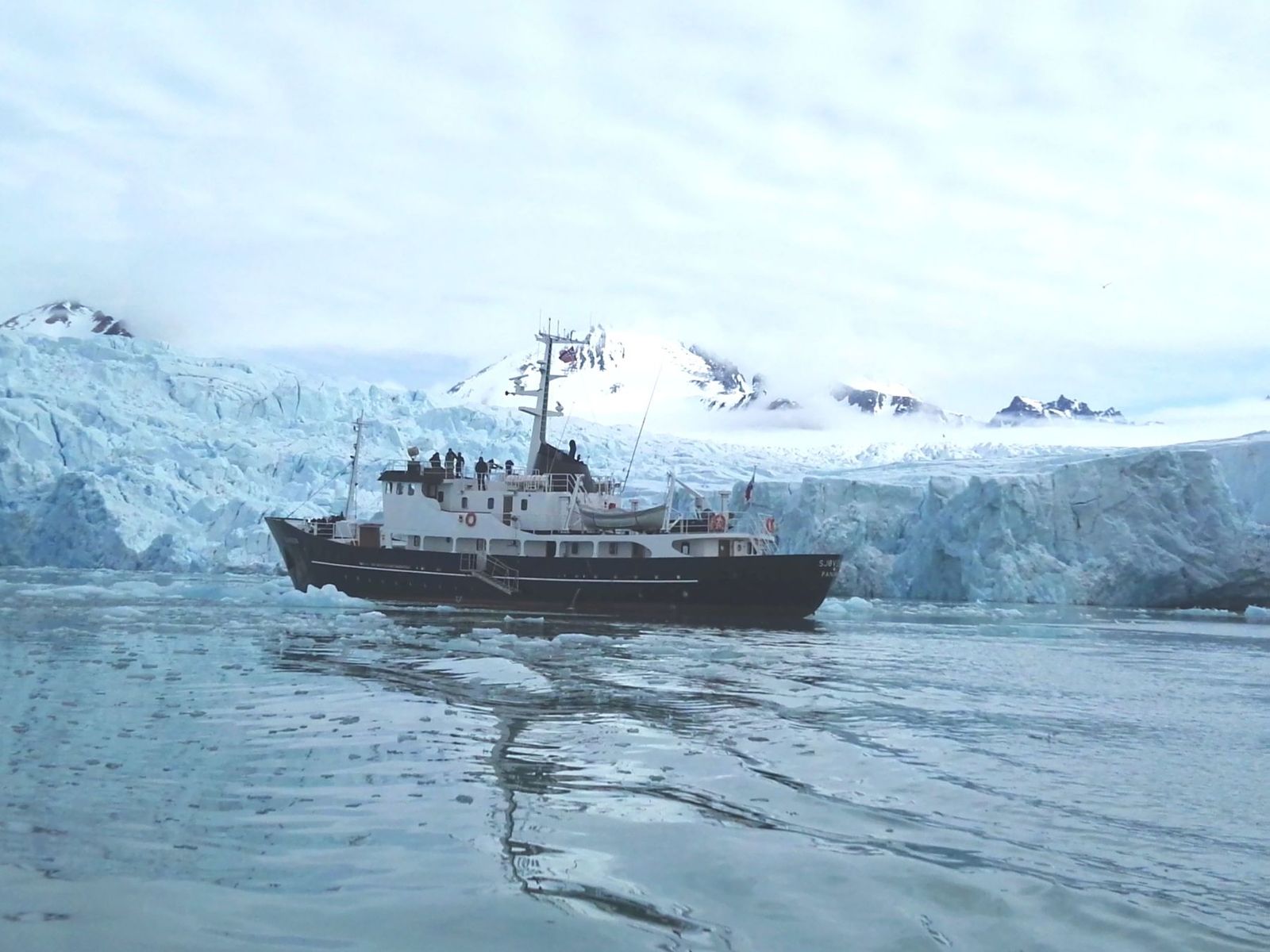 M/S Sjøveien before a glacier front