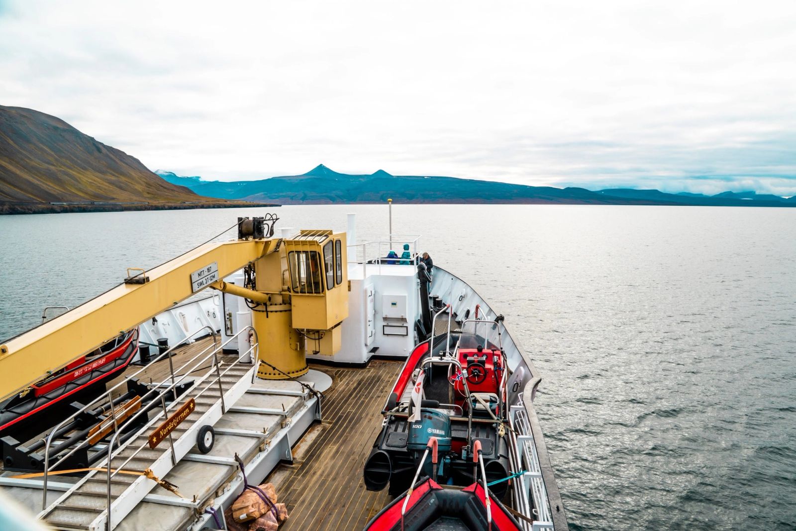 The bow deck with the coast ahead