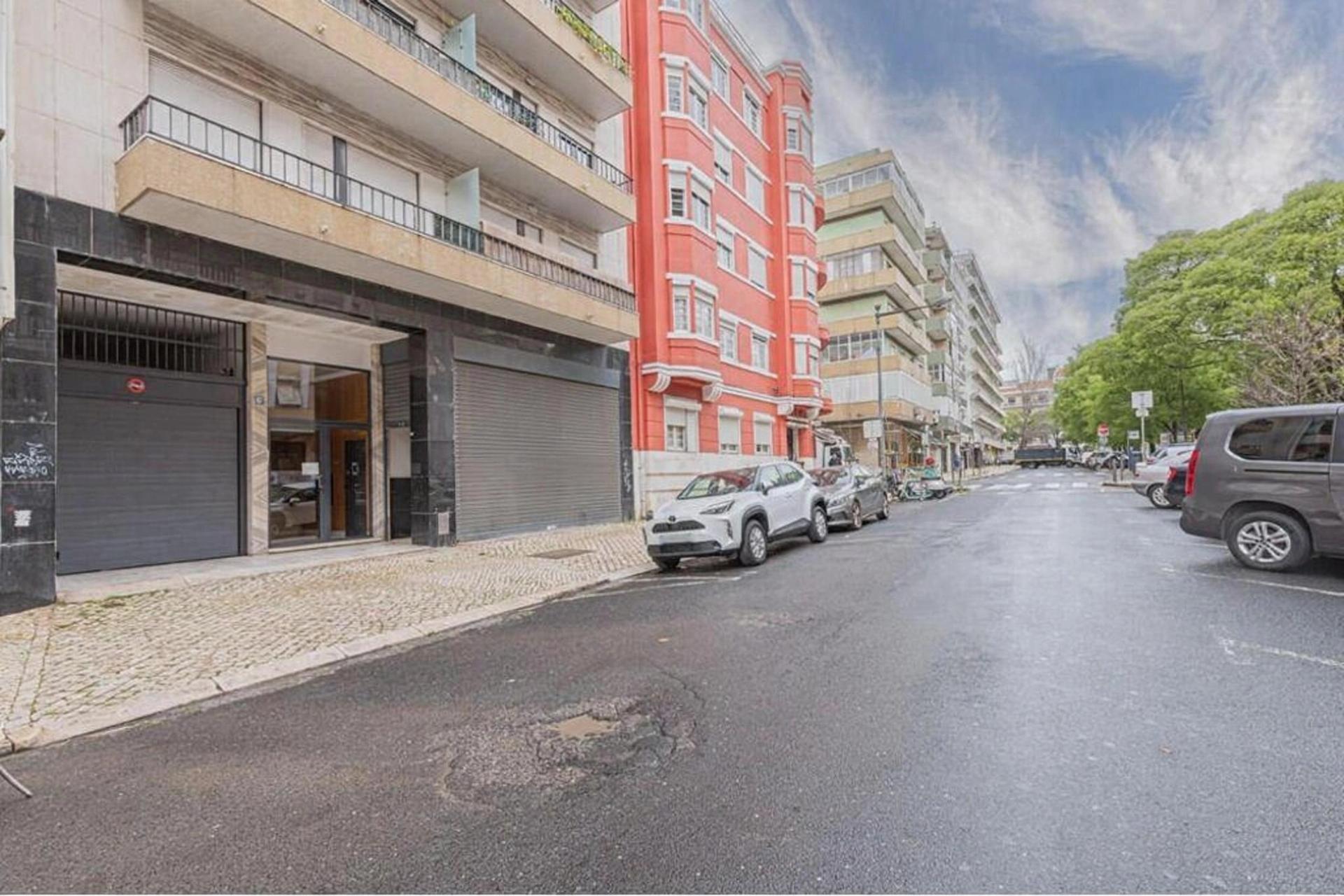 Building in Estefânia — Next to Jardim Constantino