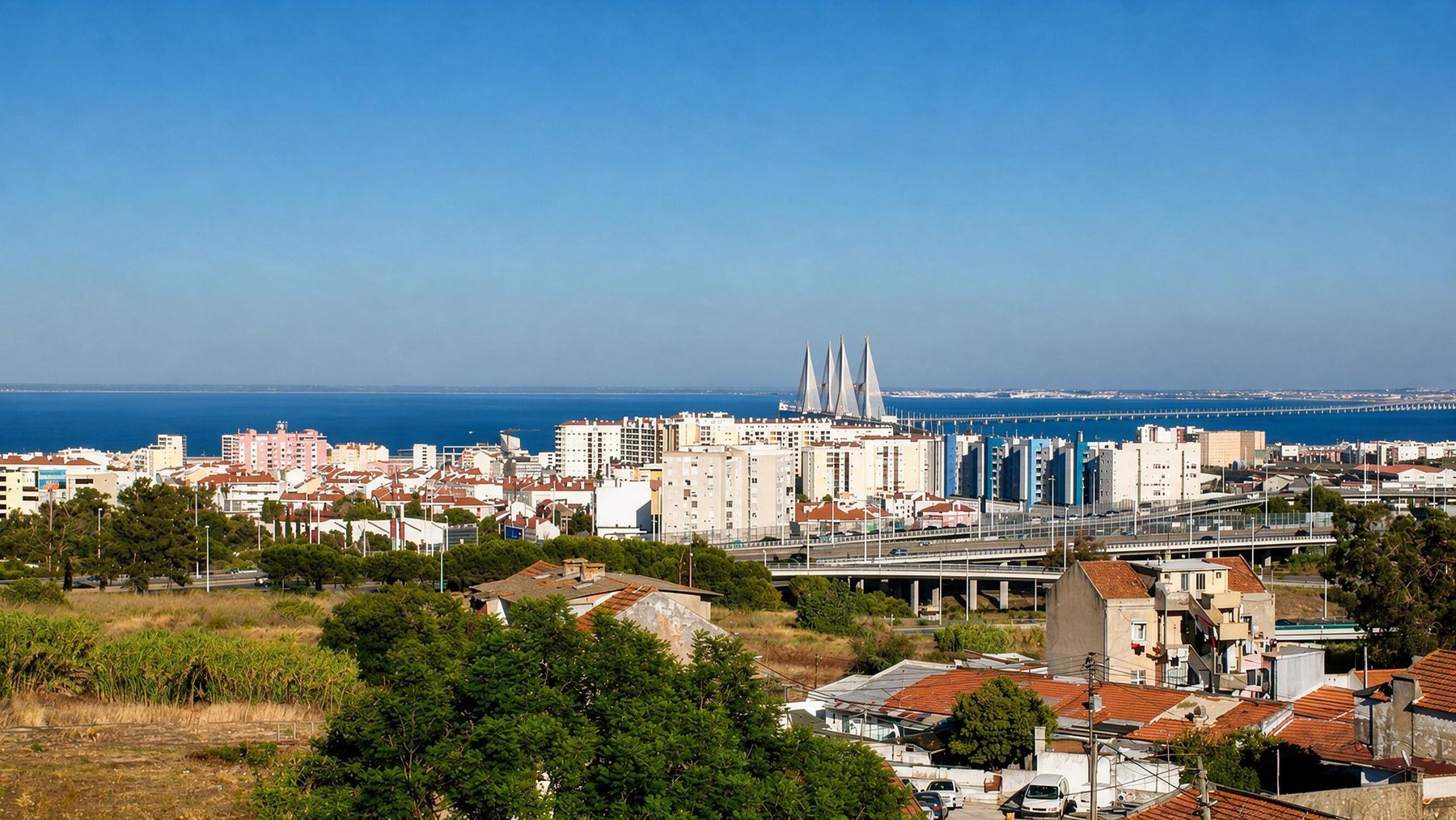Three-Bedroom Apartment for Sale in Prior Velho, Loures — Parking and River View — 3