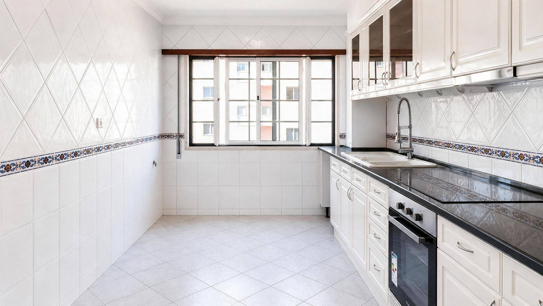Three-Bedroom Apartment for Sale in Prior Velho, Loures — Parking and River View — 4
