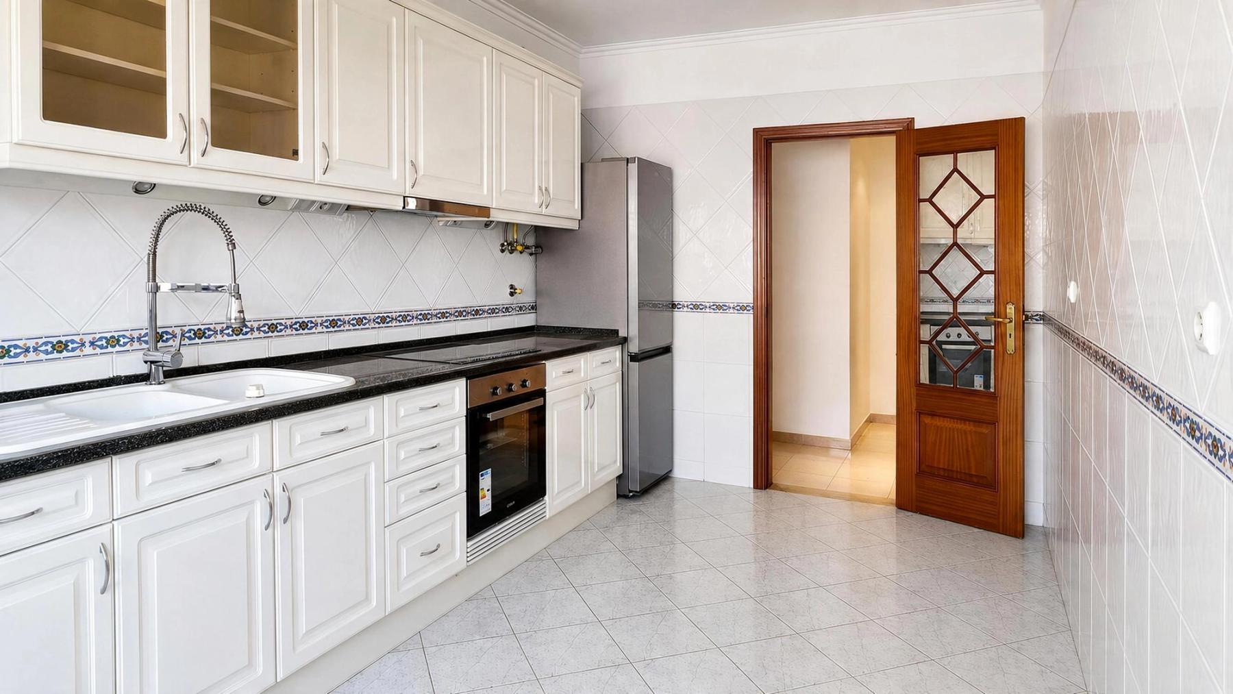 Three-Bedroom Apartment for Sale in Prior Velho, Loures — Parking and River View — 7