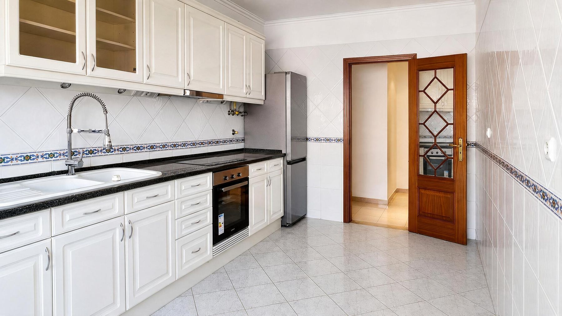 Three-Bedroom Apartment for Sale in Prior Velho, Loures — Parking and River View — 7