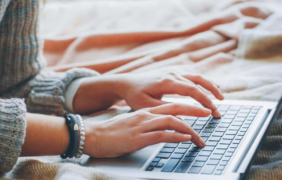 How to Become a Freelance Writer in 2026