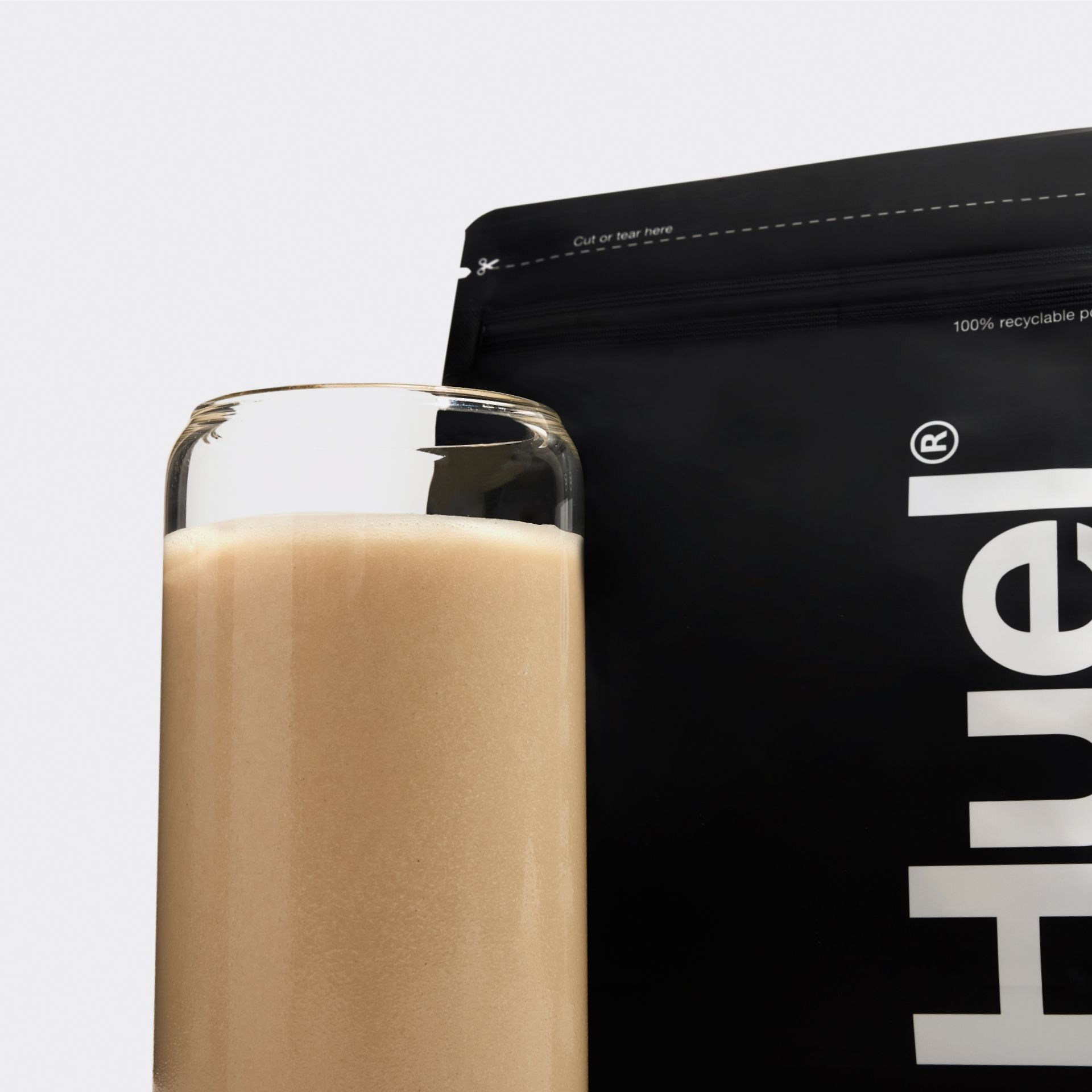 Ein Glas Complete Protein vor dem Complete Protein-Beutel