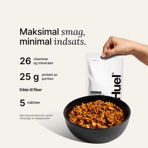 Huel Hot & Savory pose sat mod en neutral farvebaggrund med sundhedsmæssige fordele skrevet ved siden af