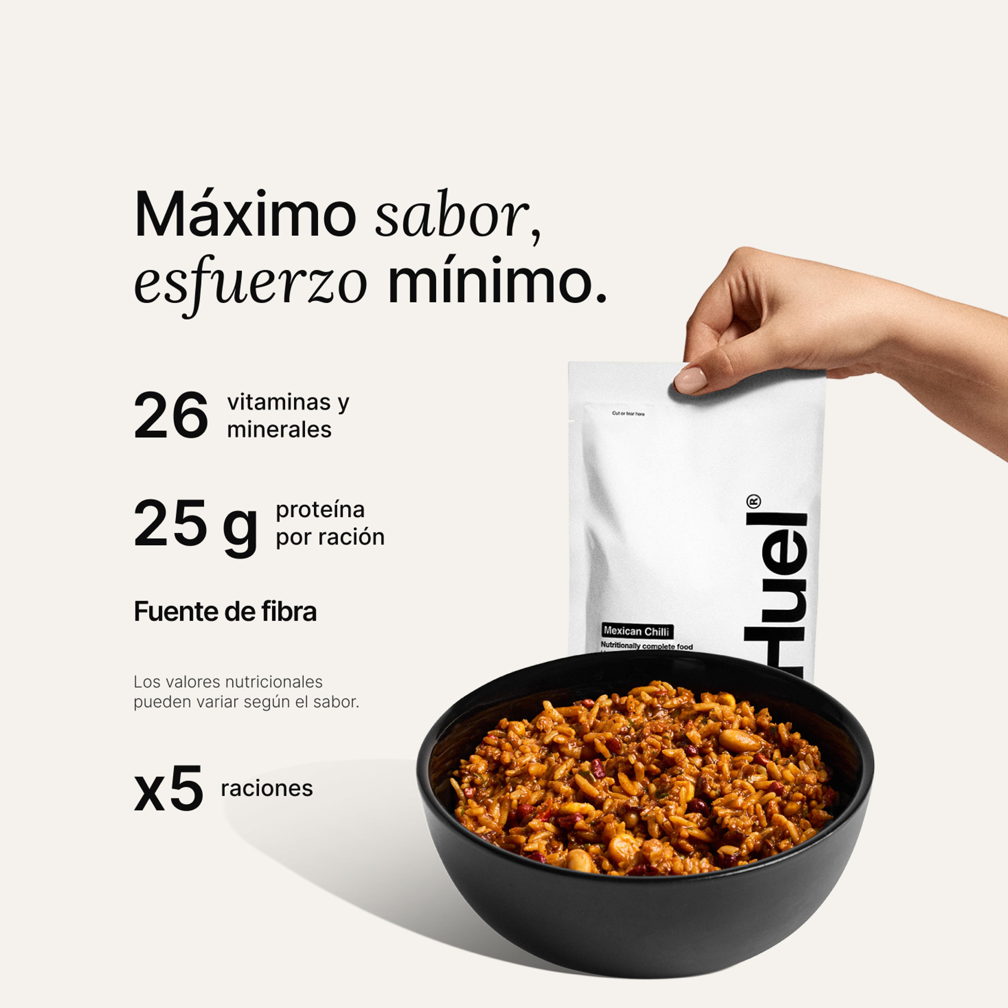 Bolsita Huel Hot & Savoury sobre un fondo de color neutro con los beneficios para la salud escritos al lado.