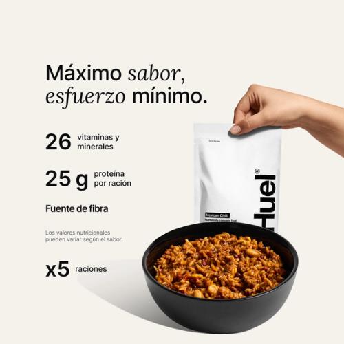 Bolsita Huel Hot & Savoury sobre un fondo de color neutro con los beneficios para la salud escritos al lado.
