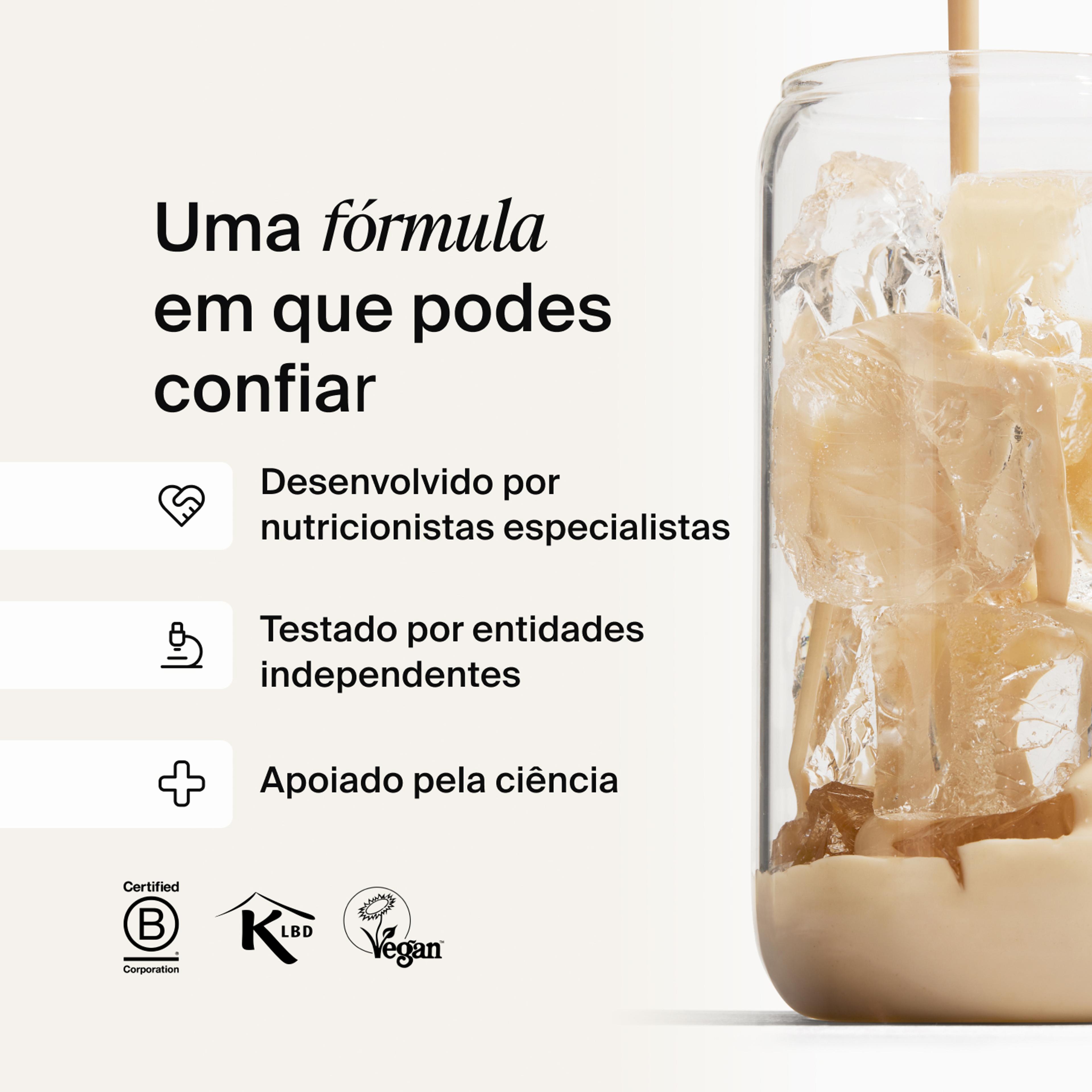 Bebida de substituição de refeição Huel a ser vertida num copo com gelo