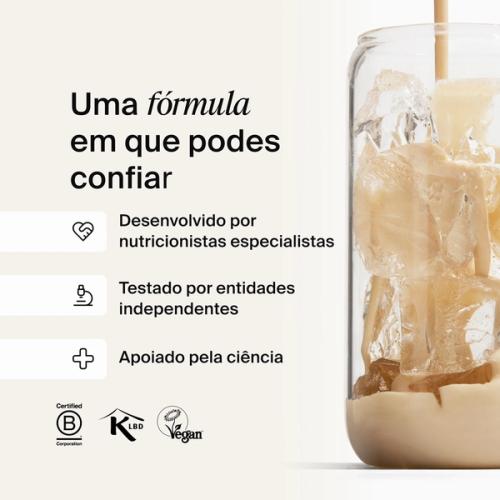 Bebida de substituição de refeição Huel a ser vertida num copo com gelo