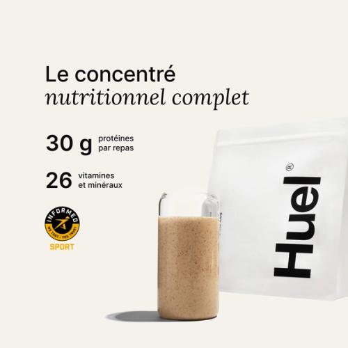 Image sur fond neutre d'un sachet de Huel Powder à côté d'un verre contenant une boisson Huel