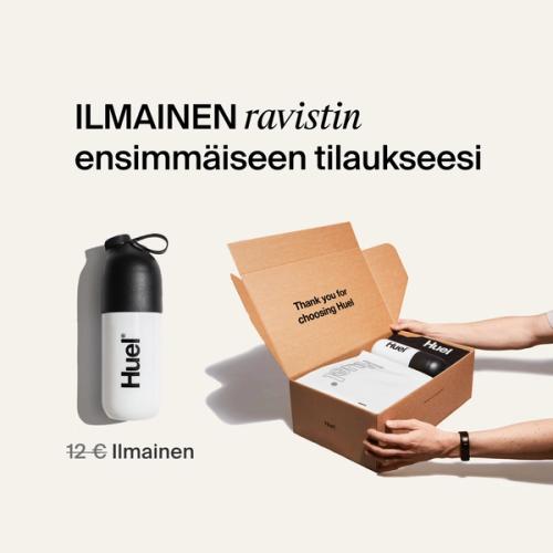 Henkilö pitelee valkoisen Jauhe-Pussin sisältävää Huel-laatikkoa ja mustavalkoista Ravistinta neutraalilla taustalla.
