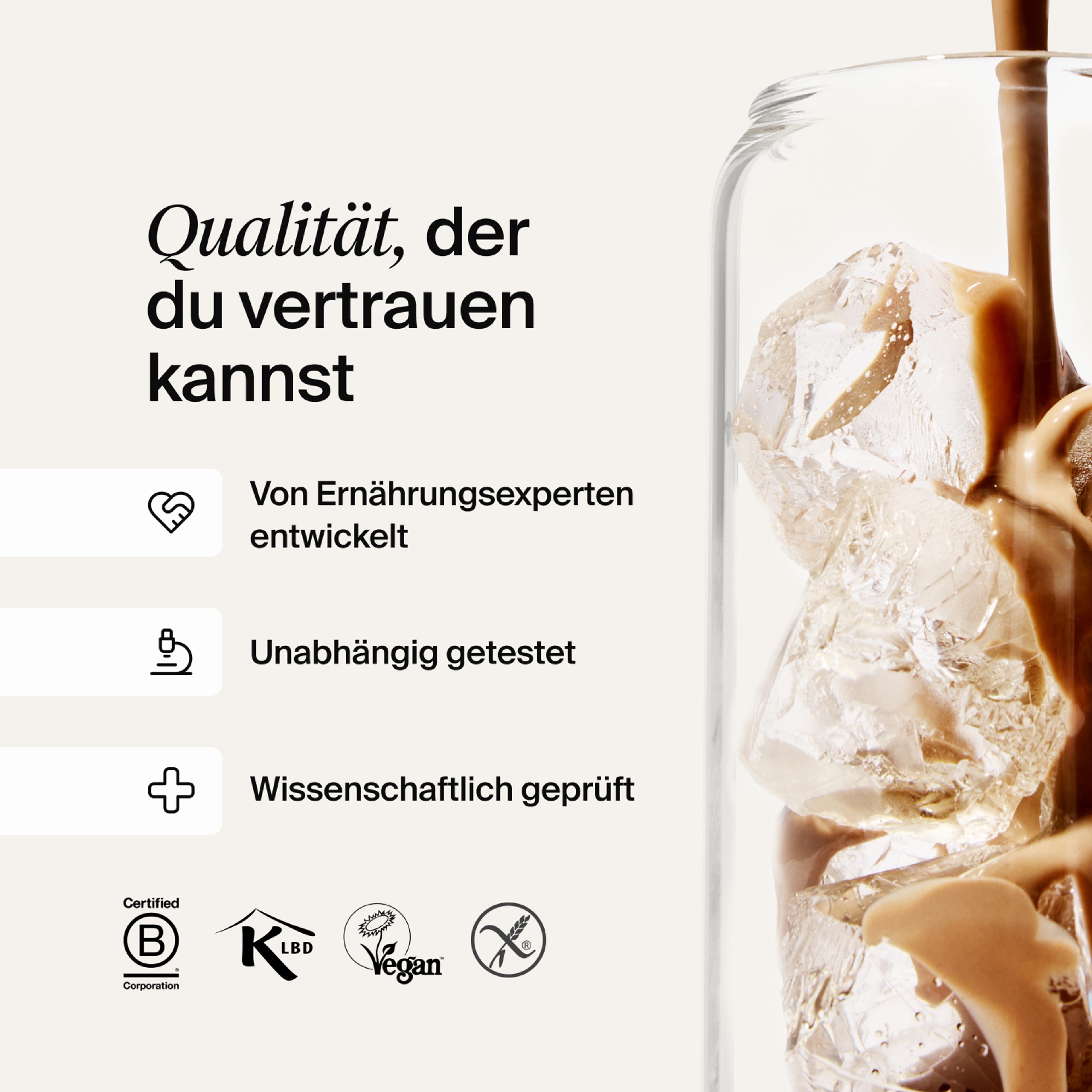 Huel Ready-to-drink wird in ein mit Eiswürfeln gefülltes Glas gefüllt