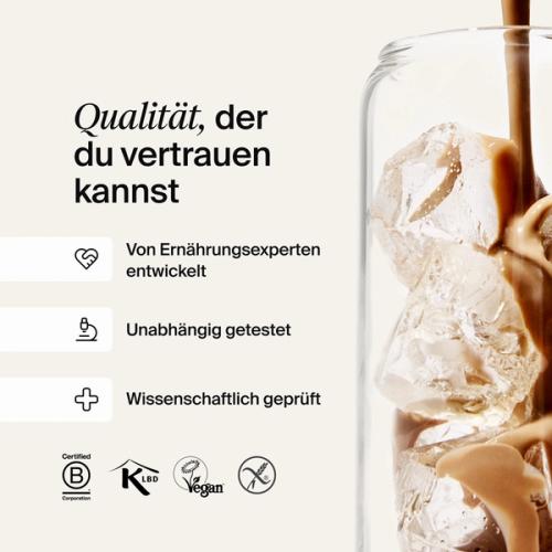 Huel Ready-to-drink wird in ein mit Eiswürfeln gefülltes Glas gefüllt